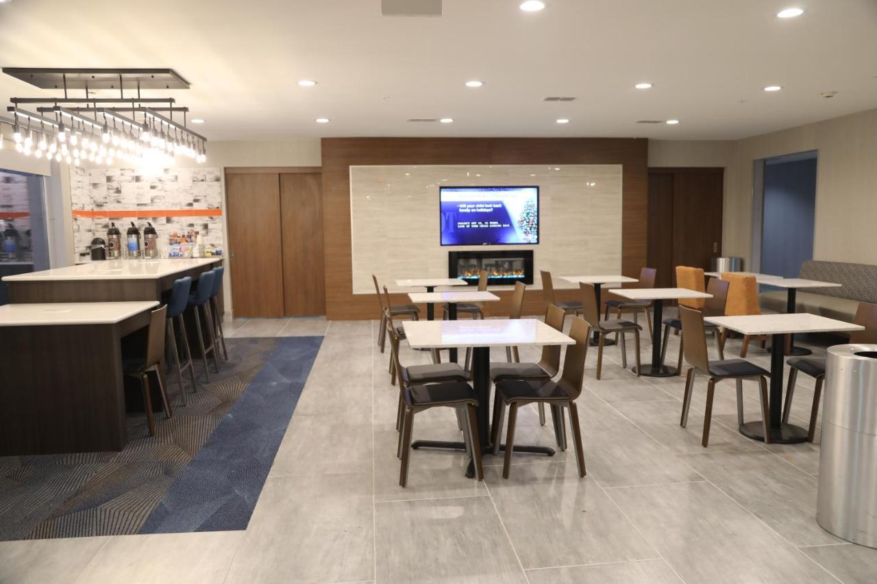 La Quinta By Wyndham Монтгомъри Екстериор снимка